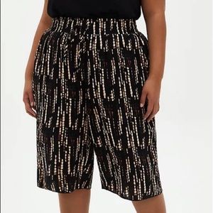 Torrid Black Print Culotte Crop Pants - Size 5